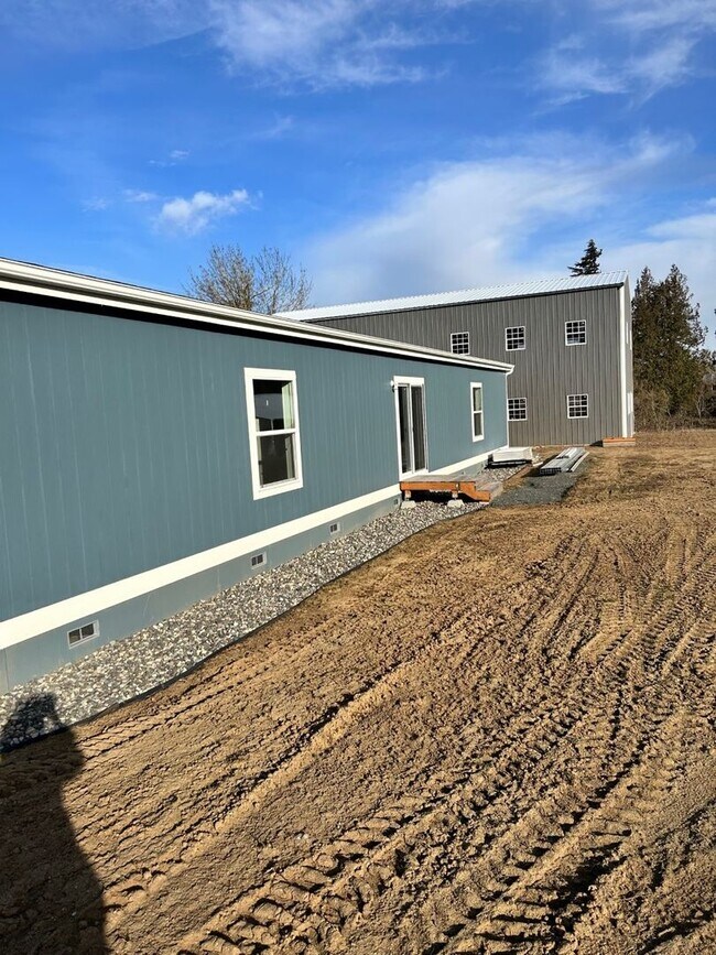 Building Photo - Large Spacious 5 Bedroom House with Fenced Yard