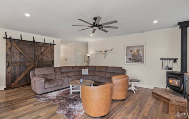 Building Photo - SEASONAL RANCH HOME