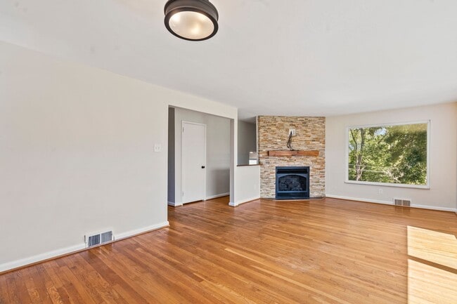 Building Photo - Beautifully Renovated 4 Bed/ 2 Bath with 2 Car Garage