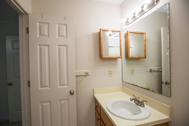 Building Photo - Available early July! Adorable 2 bed, 2.5 ...