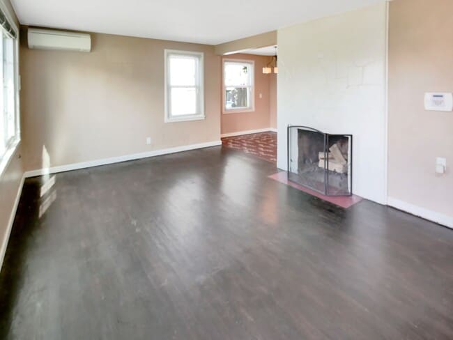 Building Photo - 2 Bed and 1 Bath Charming Single-Family Ho...