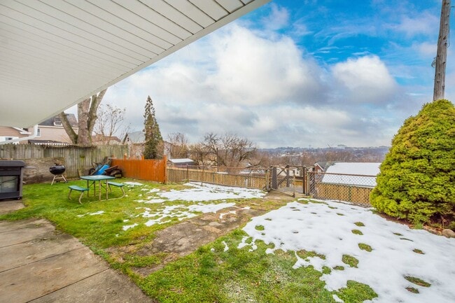 Building Photo - SCORE 50% OFF 1ST MONTH'S RENT IF SIGNED BY DEC 12! Stunning 4 bedroom home in Mt. Washington ava...