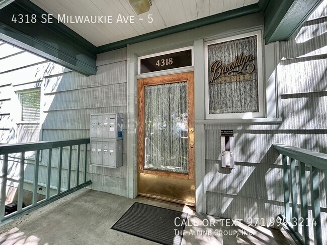 Building Photo - 4318 SE Milwaukie Ave