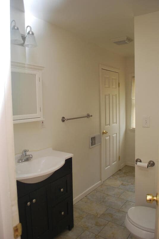 Building Photo - 328 W Kalama Ave