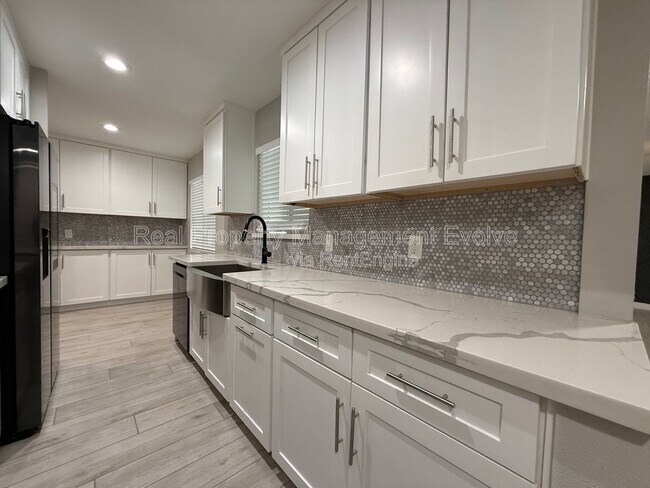 Building Photo - 606 E Royal Palm Square N