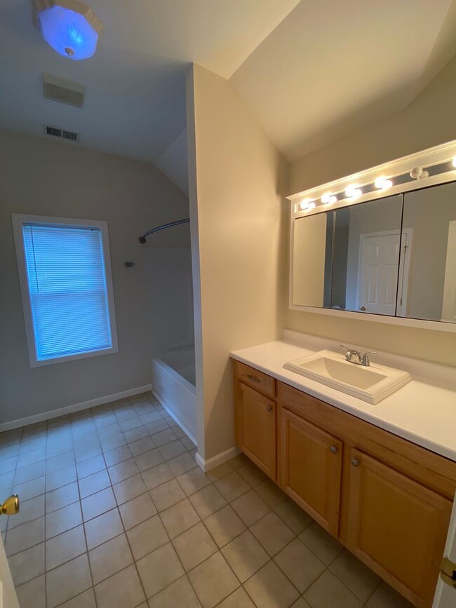 Building Photo - *SINGLE FAMILY RENTAL!* 3BR 1.5BA Right by...