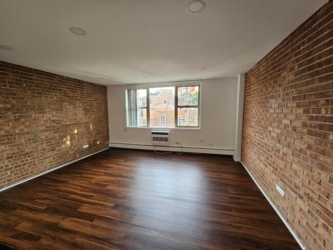 Building Photo - 2250 N Lincoln Ave