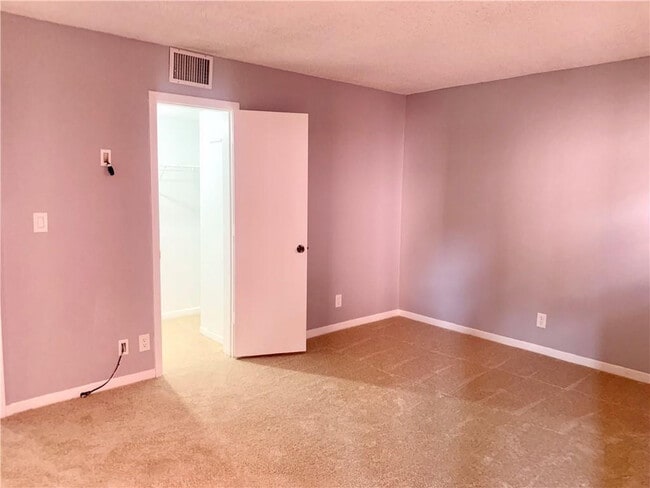 Building Photo - 680 Tennis Club Dr