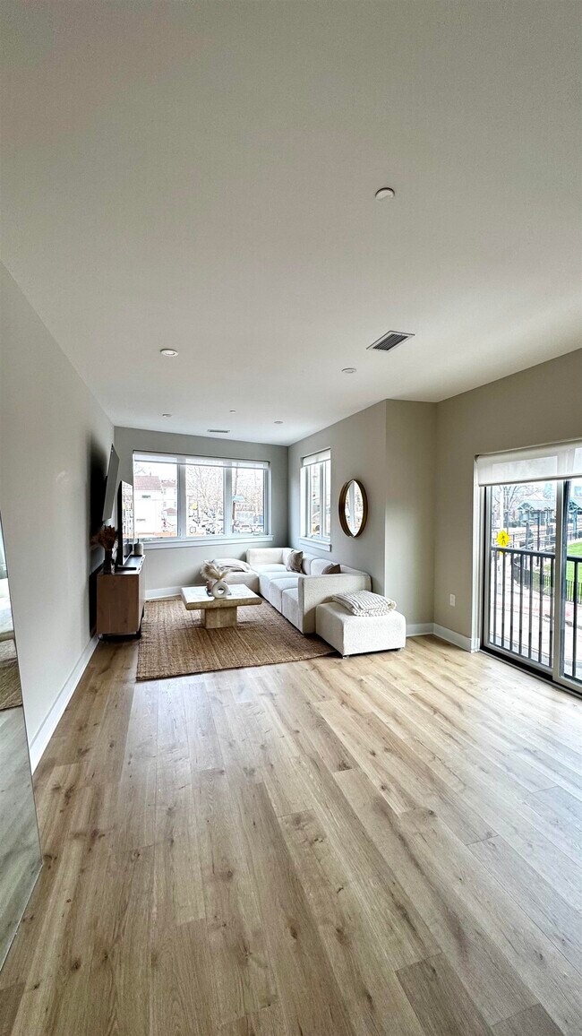 Building Photo - 203-205 Randolph Ave Unit# 101