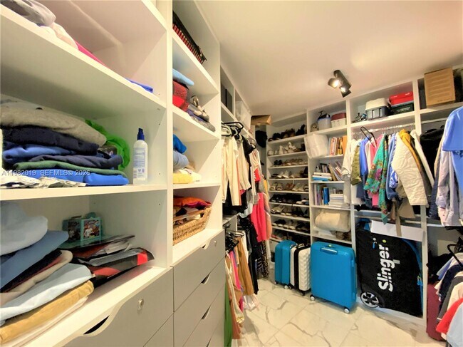 Building Photo - 1121 Crandon Blvd