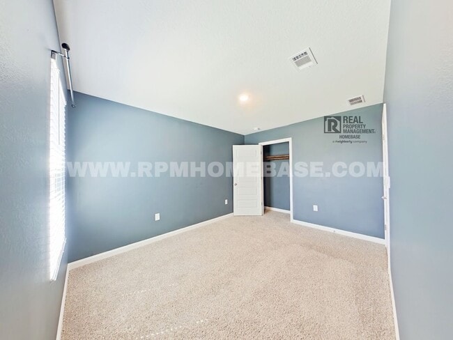 Building Photo - Spacious 5-Bed/3-Bath in Silver Lake Village | Pet Friendly!