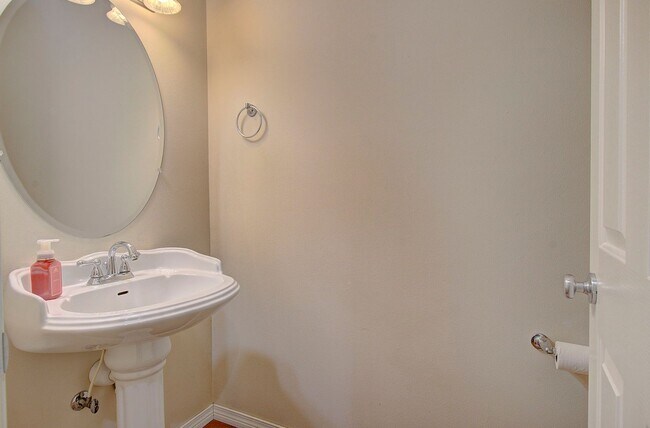 Building Photo - Salmon Creek 4 bd 2.5 ba Available Now!