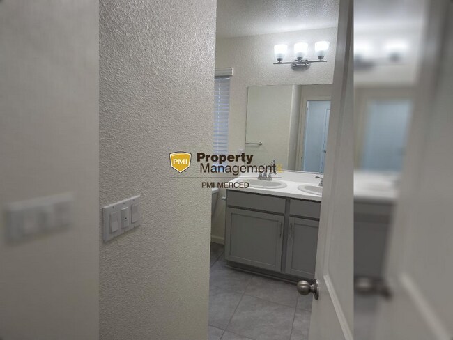 Building Photo - "Charming 3-Bed Haven with Granite Elegance in Merced!"