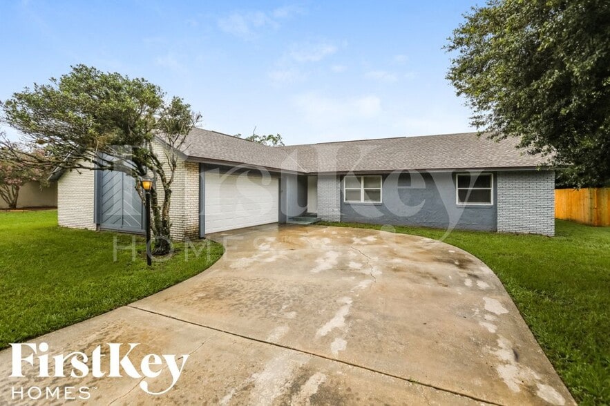 Primary Photo - 2045 Houndslake Dr