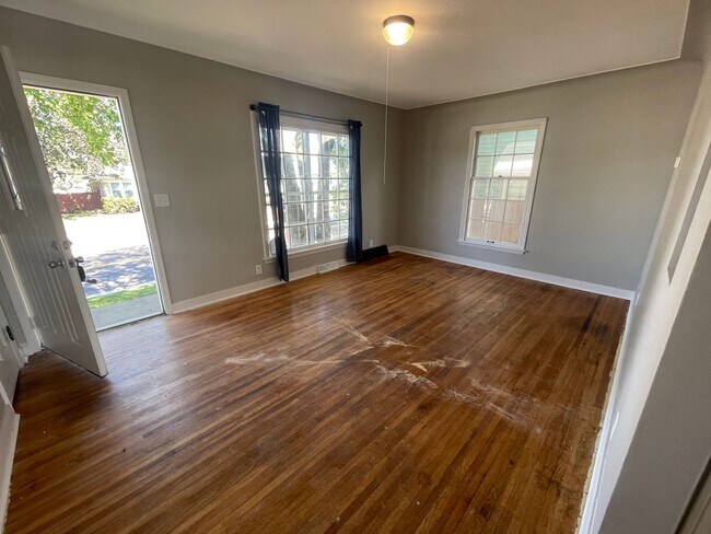 Building Photo - Charming 4bd. Tons of storage and 2 car garage!