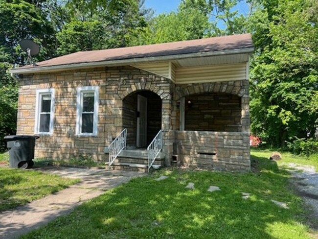 Building Photo - Spacious 2bed 1 bath home in west Akron