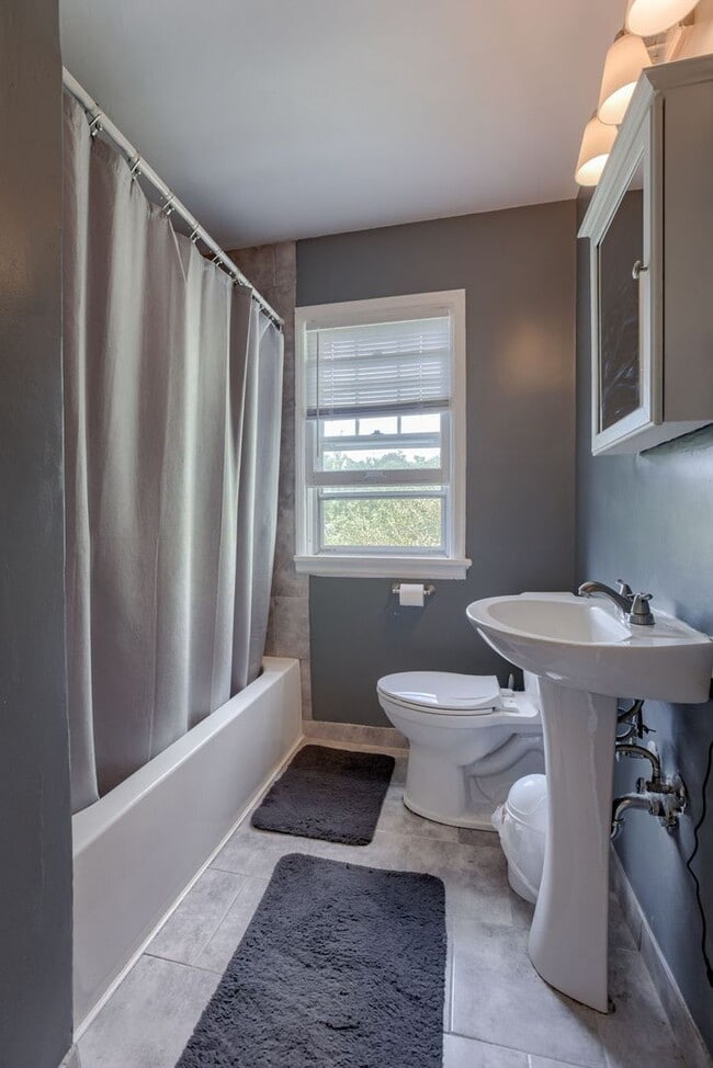 Building Photo - Charming 2 Bedroom With Spacious Living In...