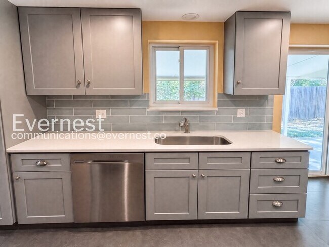 Building Photo - 4bed/2bath single family home in Denver with fenced yard/ Available now!