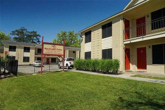 Building Photo - 3635 N MacGregor Way