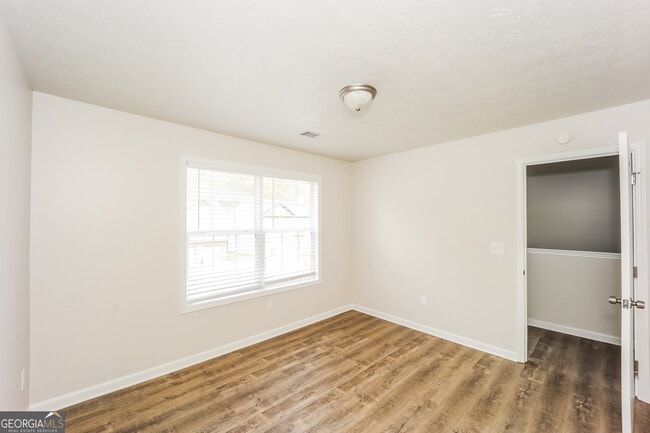 Building Photo - 320 Valley View Dr