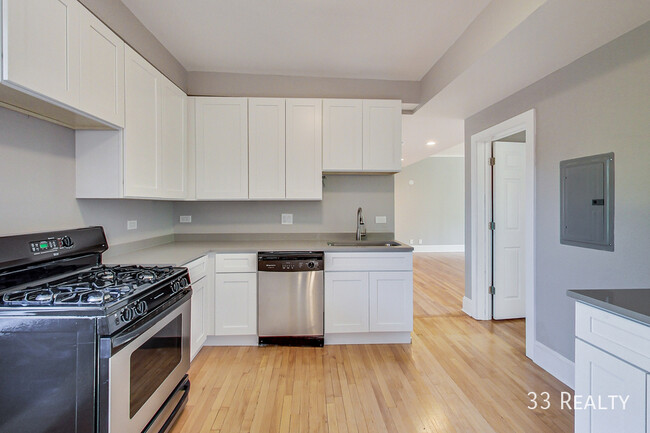 Building Photo - 3 Bed 2 Bath / Oak Park / Laundry in Unit ...