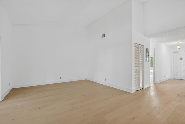 Building Photo - 708 Lago Rd