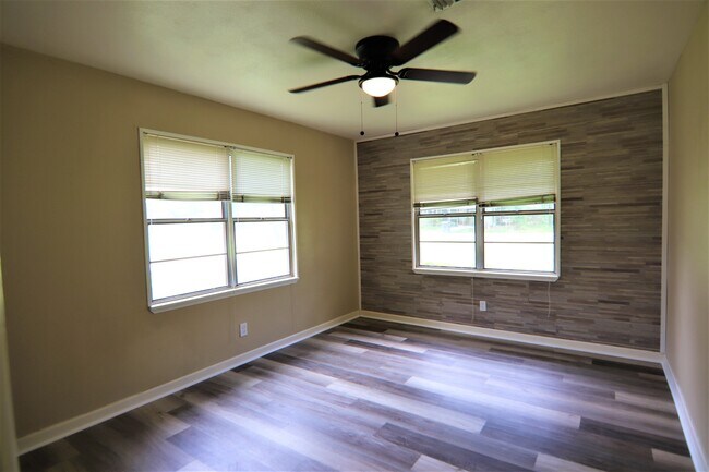 Building Photo - 880 Morning Glory Dr