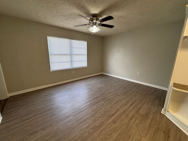 Building Photo - Lovely 5 Bedroom 2 Bathroom with a Fenced Backyard!