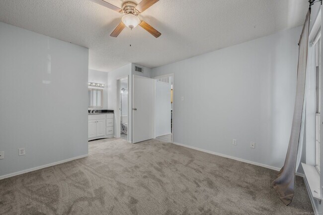 Building Photo - 33 Crown Knoll Ct