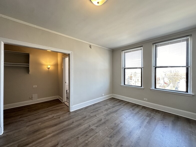 Building Photo - 3335 W Diversey Ave