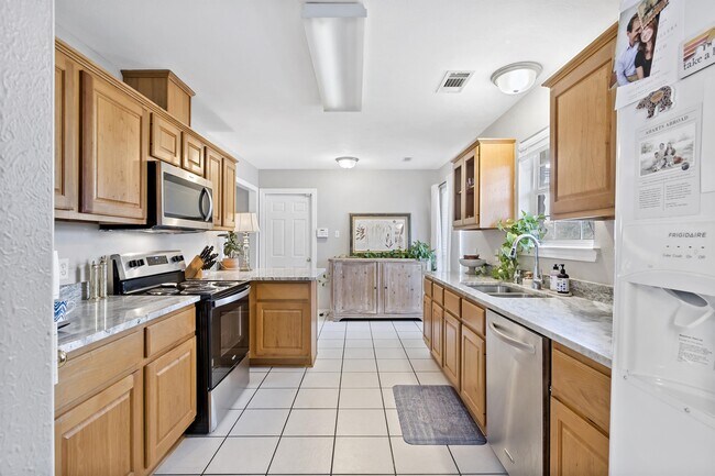 Building Photo - 1317 Baywood Ln