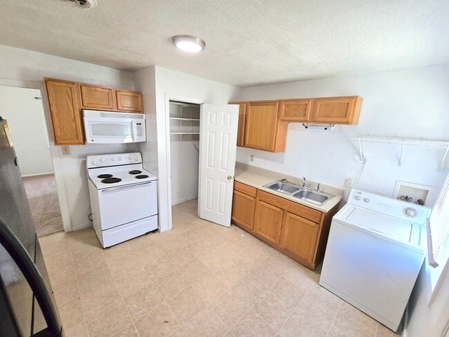 Building Photo - HOME IN HAMPTON FOR RENT!