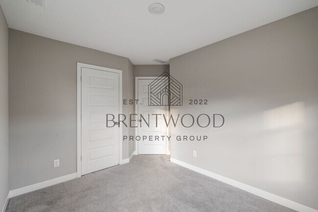 Building Photo - Move-In Ready Modern Townhome in Sought-Af...