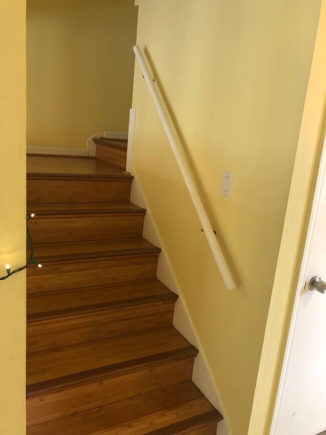 Building Photo - 3 Bed/ 2 Bathroom House in Santa Cruz