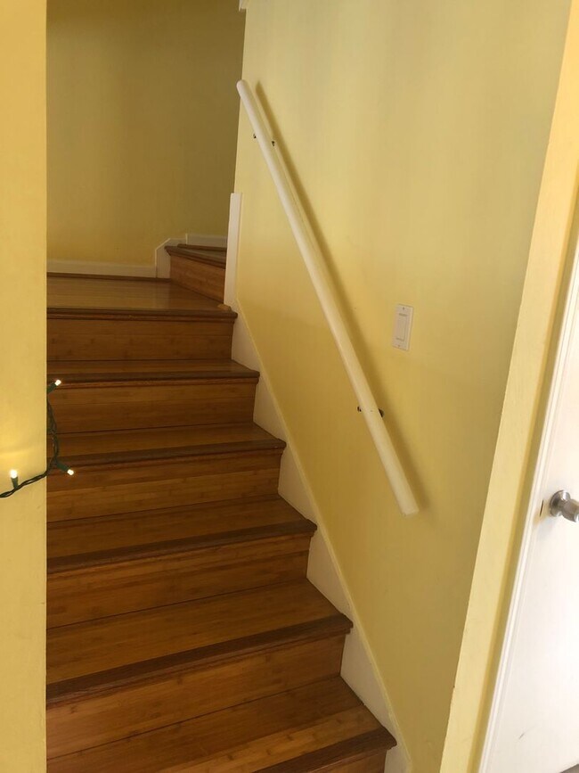 Building Photo - 3 Bed/ 2 Bathroom Town House in Santa Cruz