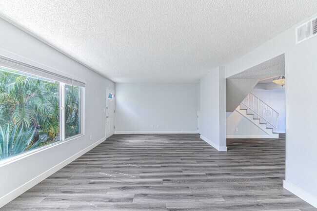 Interior Photo - 1600-1610 Mabury Street