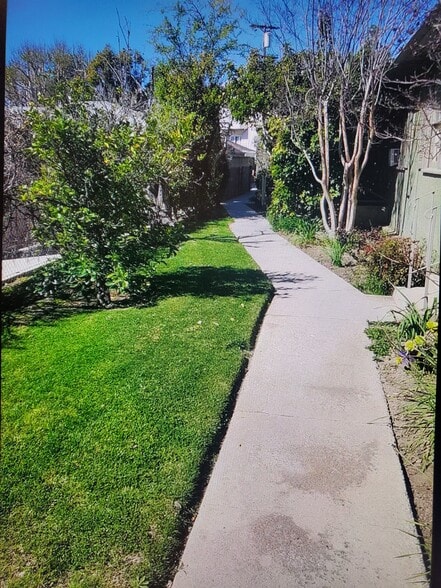 Southerly yard - 4419 Ledge Ave