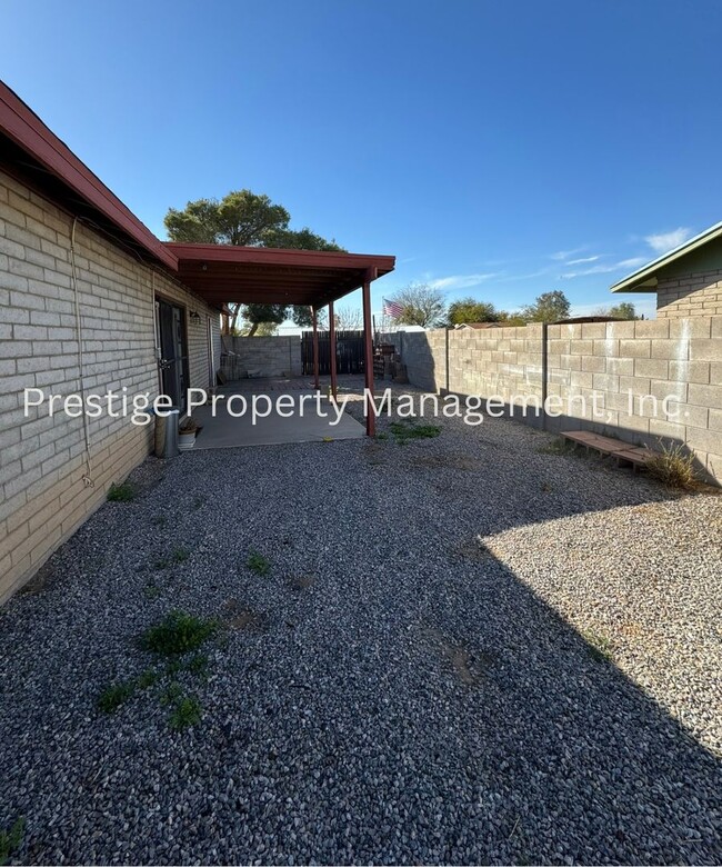 Building Photo - 3/2 East Side Charmer w/ an Updated Kitche...