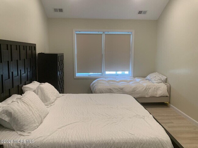 Building Photo - 988 Elizabeth Terrace