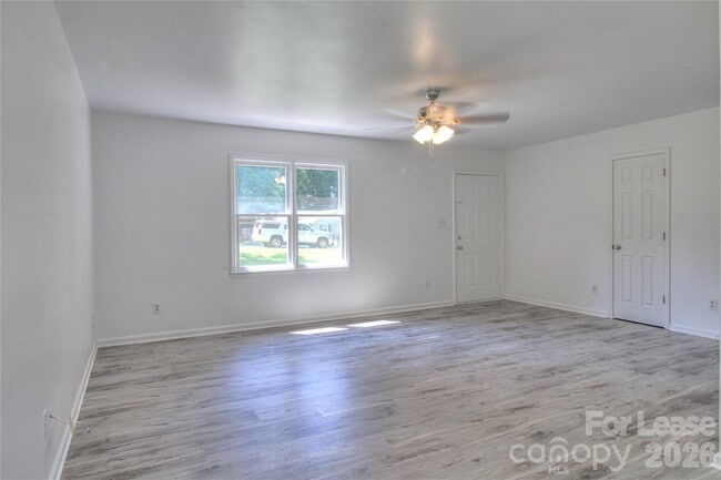 Building Photo - 1015 Sharon Dr