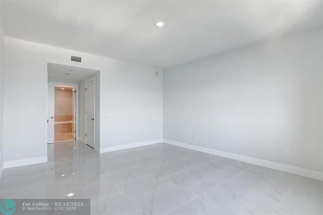 Building Photo - 2650 Lake Shore Dr