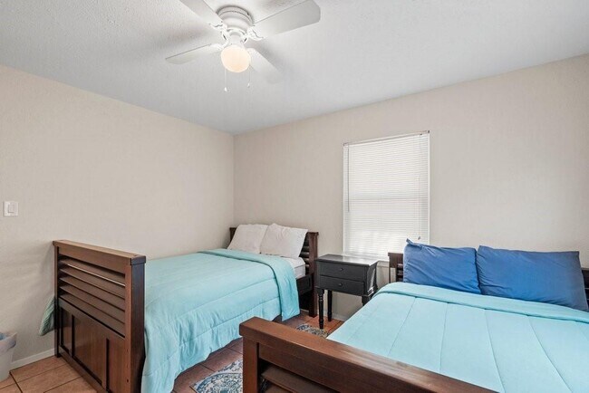 Building Photo - 2033 Lakeview Dr
