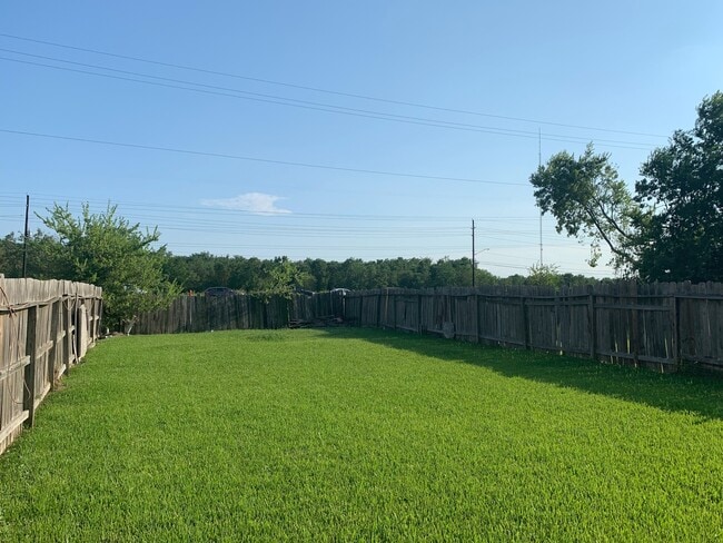 Building Photo - Southwest Houston 2 bedroom Brick Duplex w...