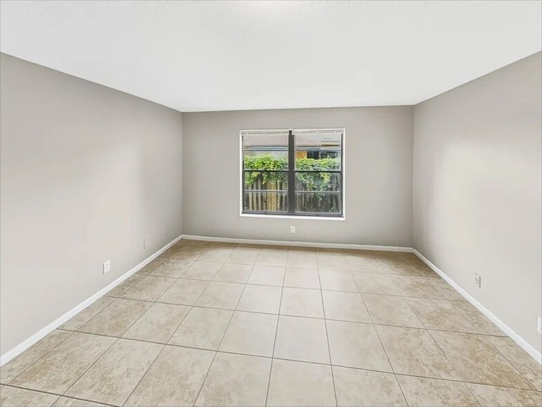 Building Photo - 784 Ryanwood Dr