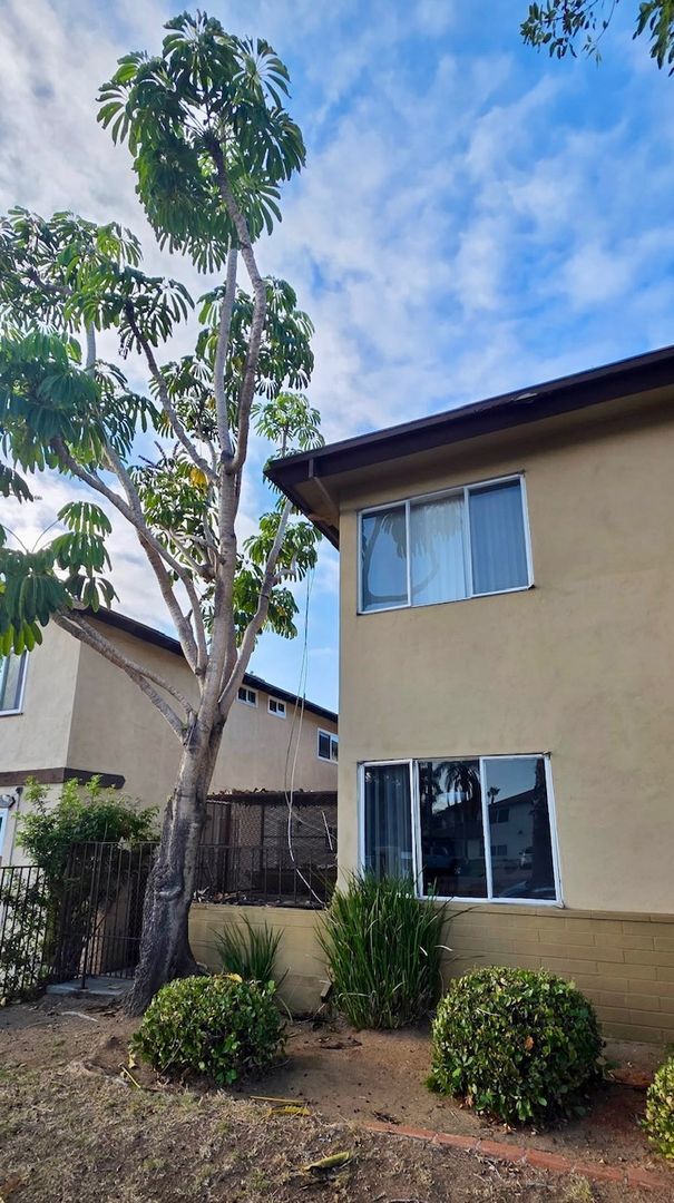 Building Photo - COMING SOON--Newly remodeled 2 bedroom 1 bath apartment 4 blocks from the beach