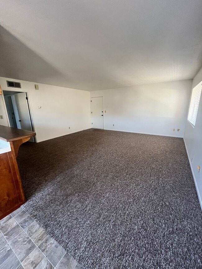 Building Photo - Downstairs apartment in Fourplex