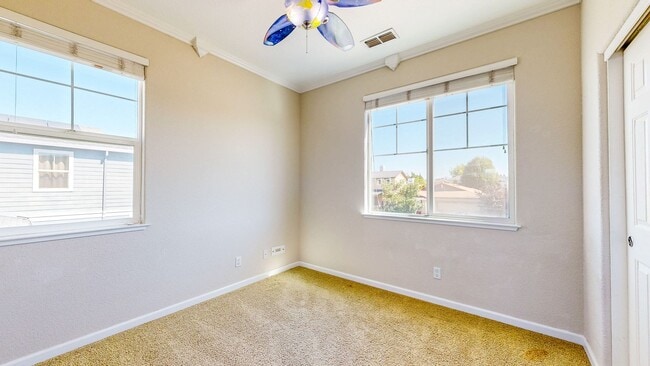Building Photo - Bright two story 3 Bedroom 2.5 Bathroom Ho...