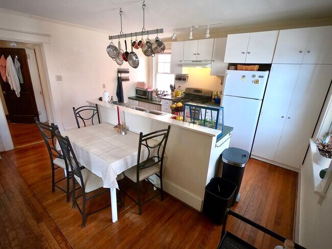 Building Photo - 456 S Graham St