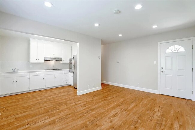 Building Photo - 833 Maryann Dr