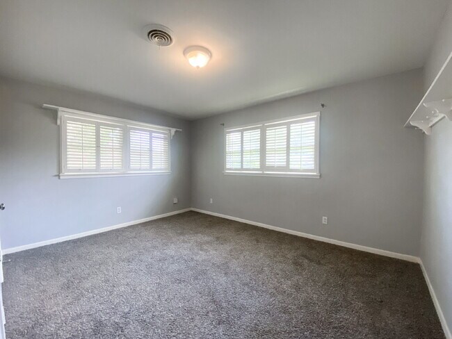 Building Photo - Charming 3-Bedroom Home with Cozy Fireplace
